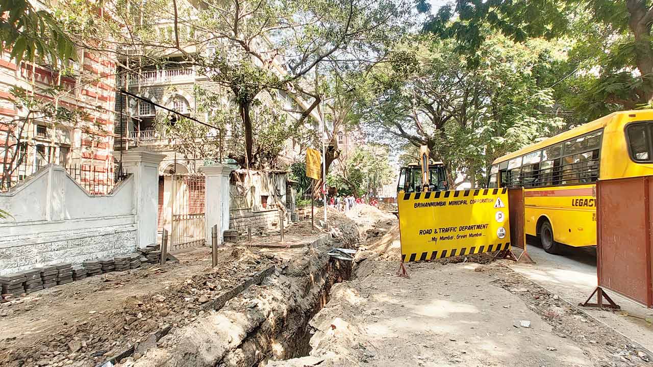Improper barricading near St Anne’s School, Fort. Pic/Ritika Gondhalekar