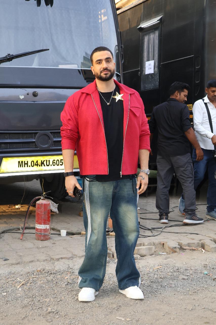 Fans were happy to see Aly Goni on the sets of Laughter Chefs as he made a return to the show