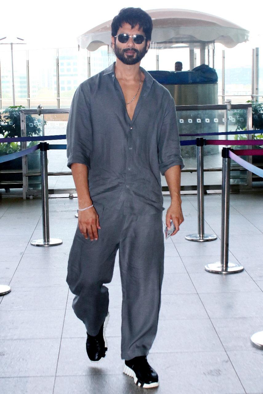 Shahid Kapoor always leaves hearts racing. Today, the actor was snapped at the Mumbai airport in a grey co-ord set