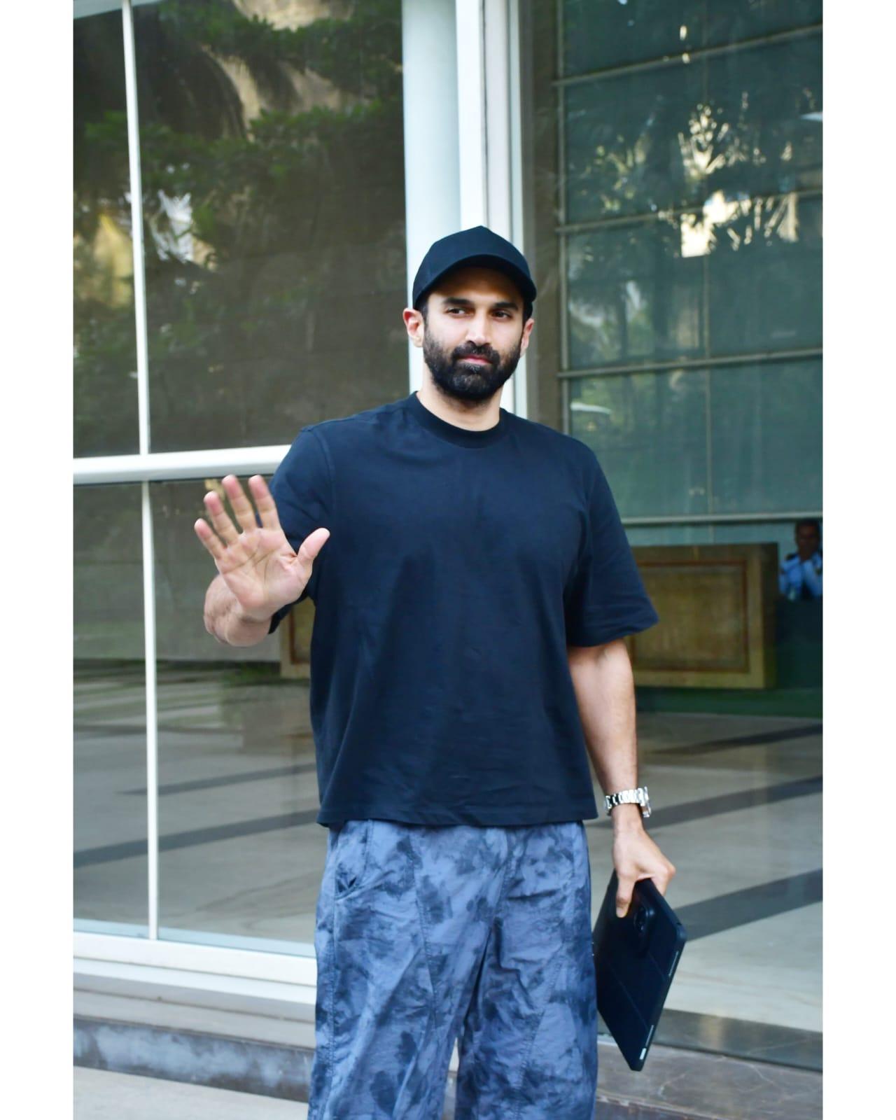 Aditya Roy Kapur never disappoints fans with his casual outing looks. The actor looked smart in a comfy shirt and loose trousers