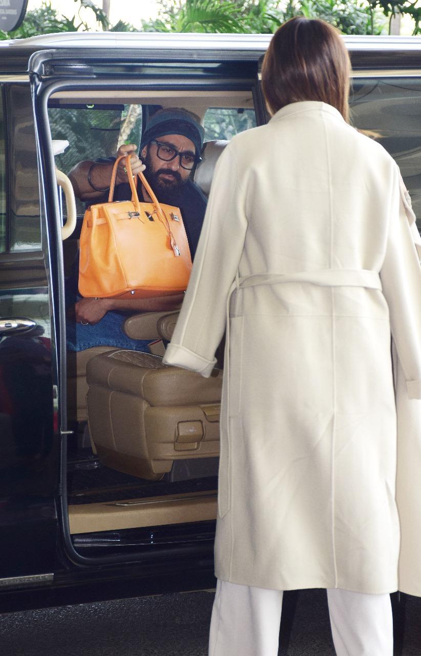 Raj Kundra behaved like a proper green flag as he came along with Shilpa Shetty just to see her off as she jetted off from the city