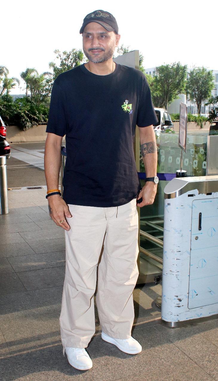 Harbhajan Singh was all smiles as he was snapped at Mumbai airport. The former cricketer looked smart in a casual black T-shirt paired with white loose pants