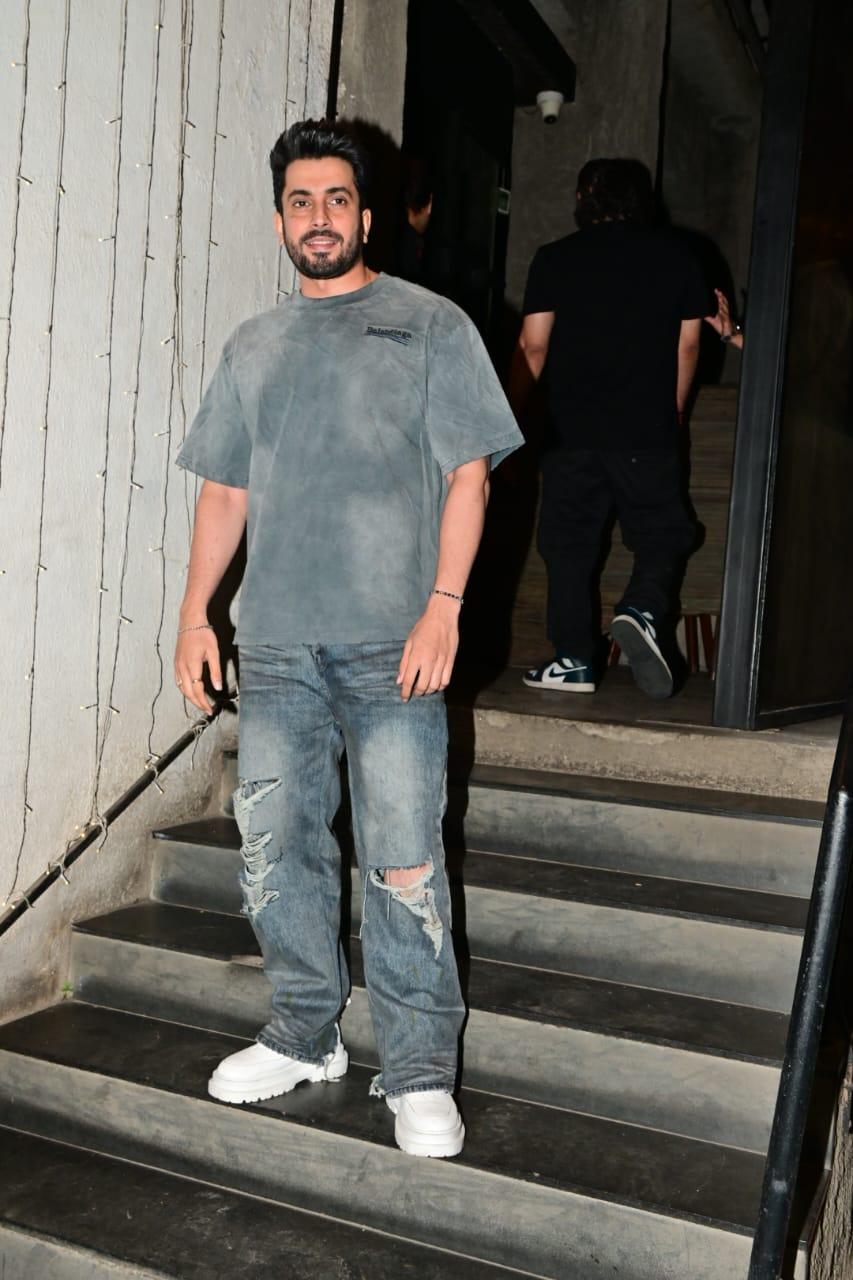 Sunny Singh looked smart in a simple yet casual outfit. The actor wore a grey T-shirt paired with ripped jeans, which added a stylish touch to his look, and put on white sneakers