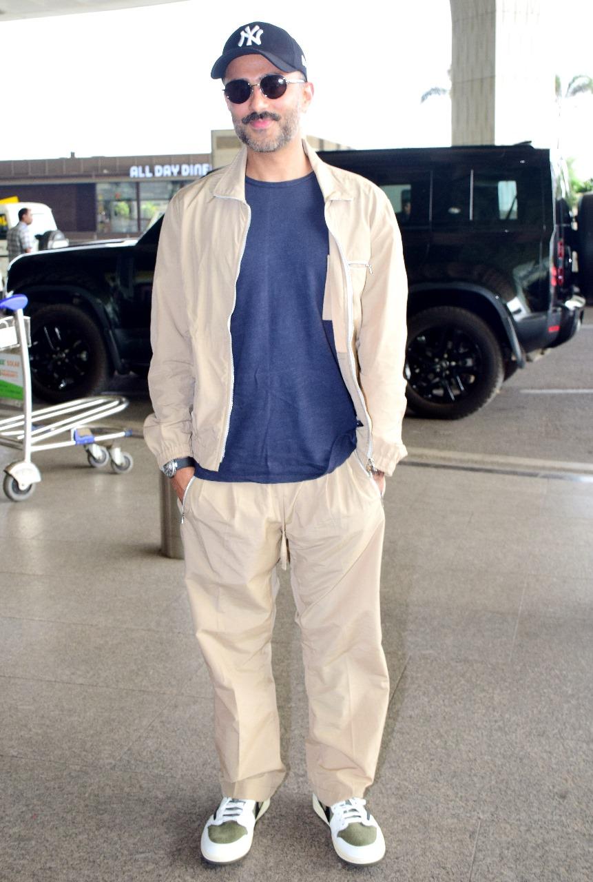 Anand Ahuja looked smart as he smiled ear to ear while posing for the paparazzi stationed at the Mumbai airport