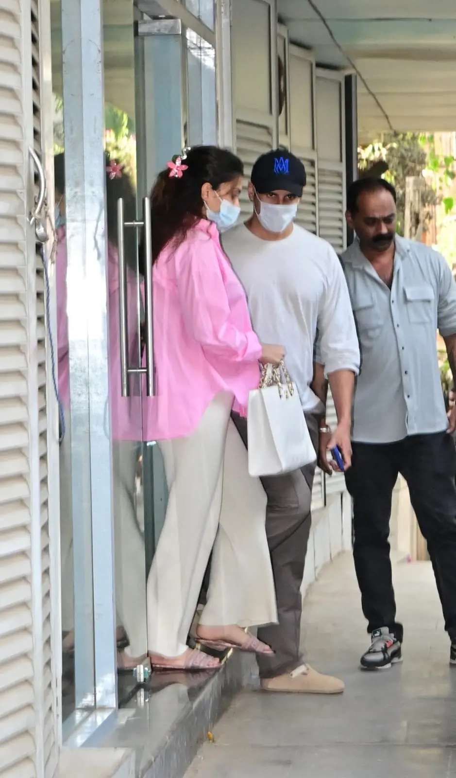 In the picture, Kiara looked cute, flaunting her baby bump in a loose and comfy outfit, while Sidharth was also snapped wearing comfortable clothes