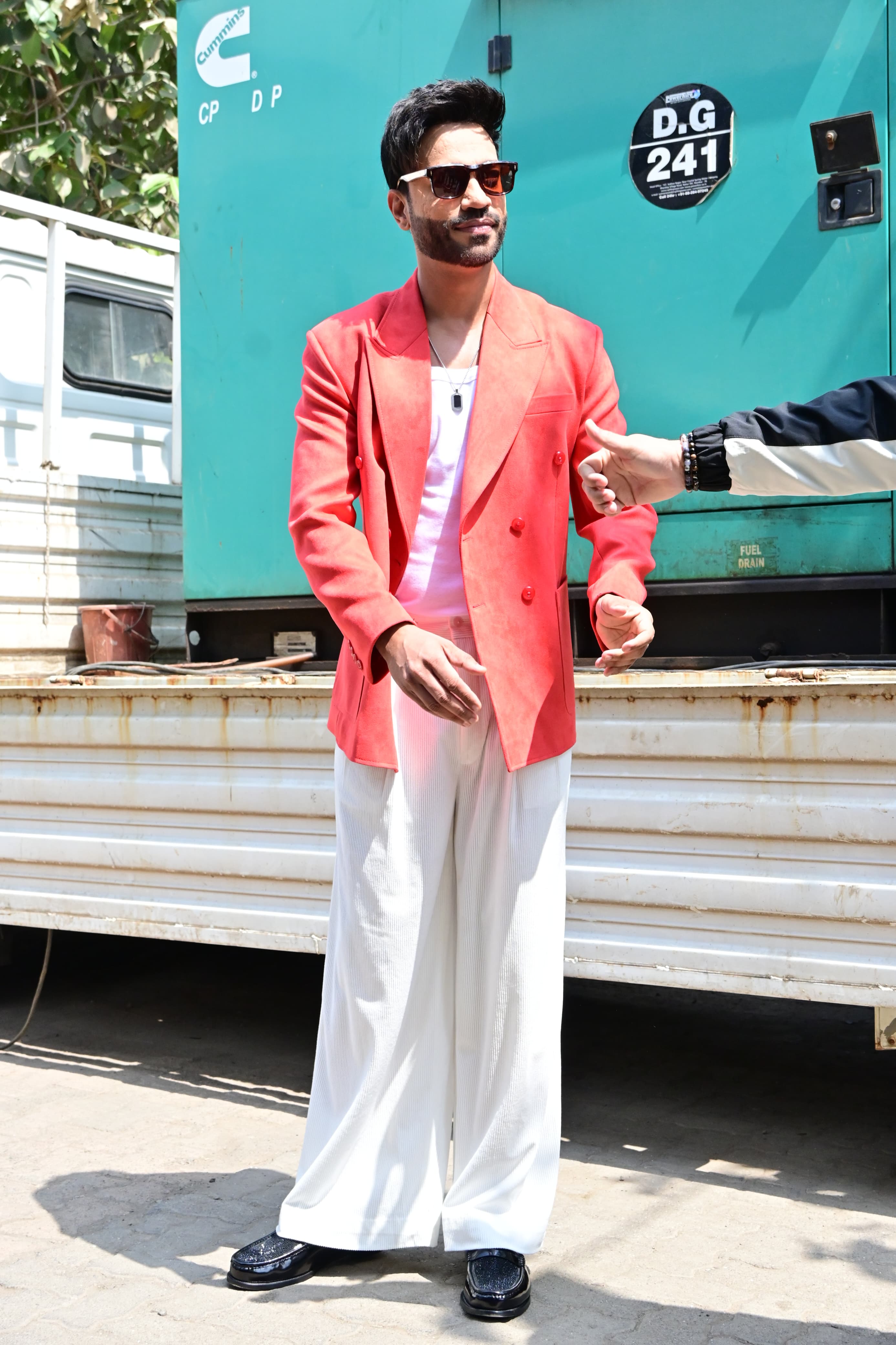 Vicky Jain was also among the several contestants who were snapped on the Laughter Chefs set