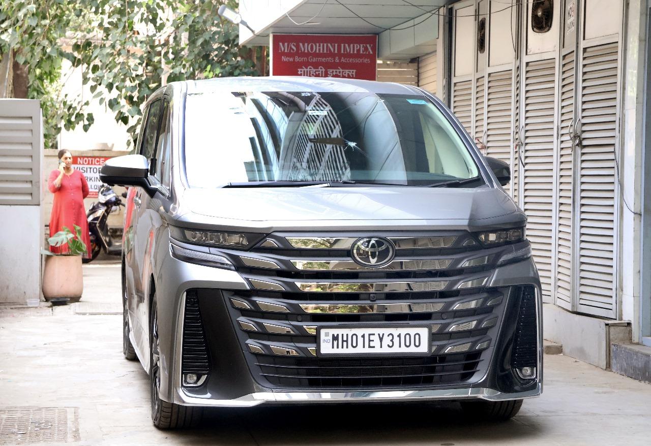 Kiara Advani went to visit a doctor in the city. She skipped posing for the media. This happened a day after the video of Sidharth Malhotra getting angry at the paparazzi came out