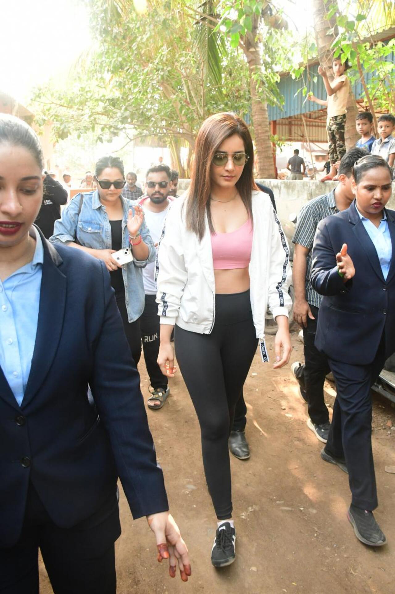 Raashii Khanna participated in a campaign to make the city pollution-free. She went to Mithi River, Mahim Causeway, to help social workers clean the river