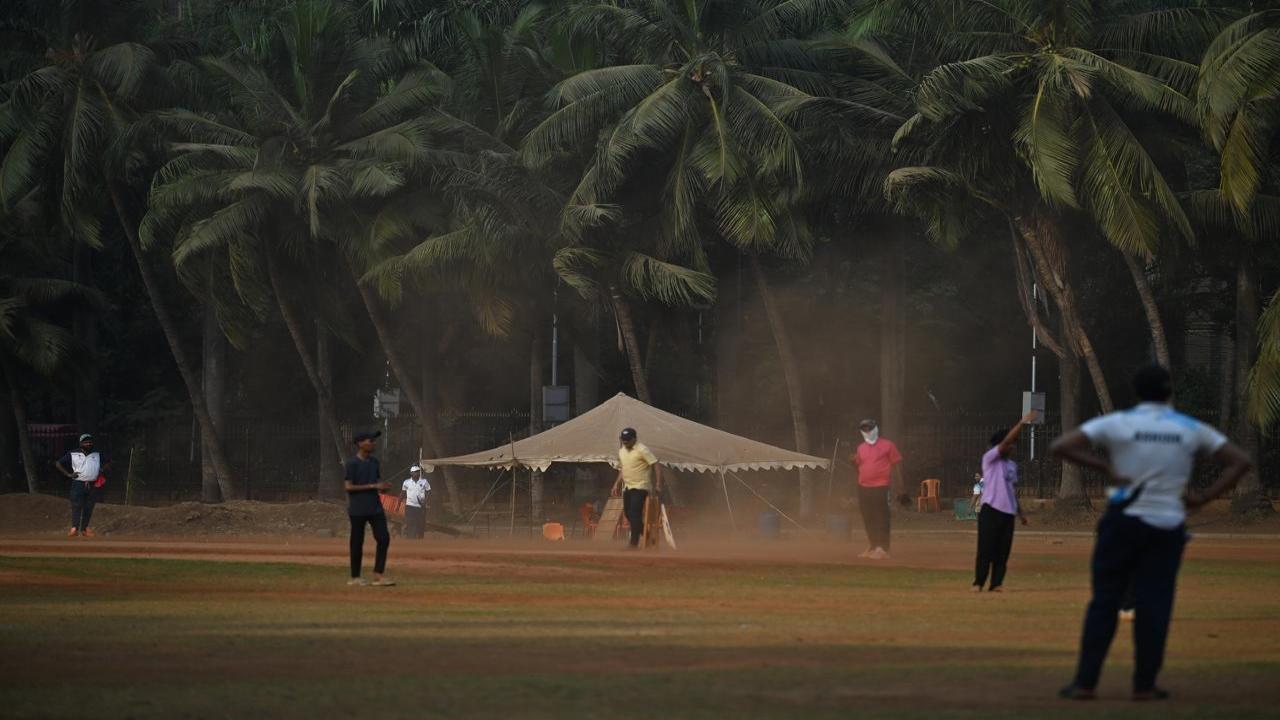 A dust storm briefly halts the game at Oval Maidan in South Mumbai on Friday evening. Pic/ATUL KAMBLE