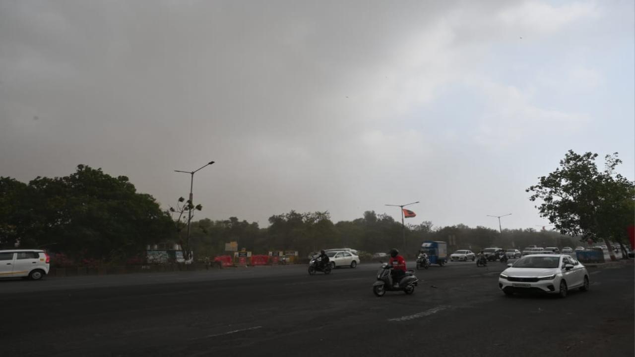 Clouds shroud the sky at Eastern Express Highway