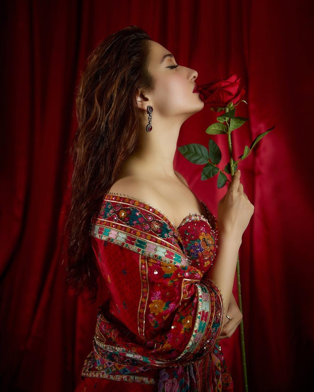 If it's some grand celebration and you wish to stand out in your ethnic wear, then we have a perfect pick for you