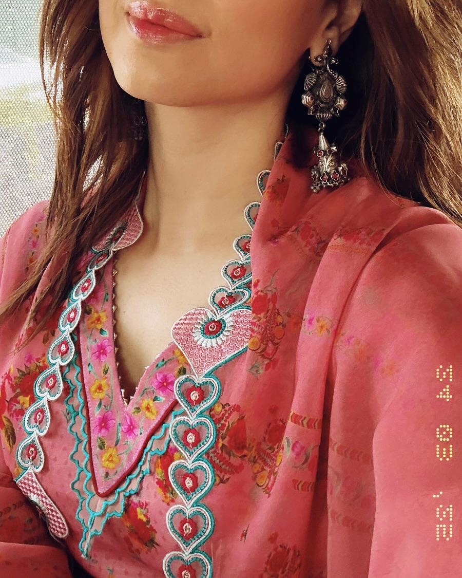 In this look, the actress wore oxidised earrings, nude makeup, and left her hair open