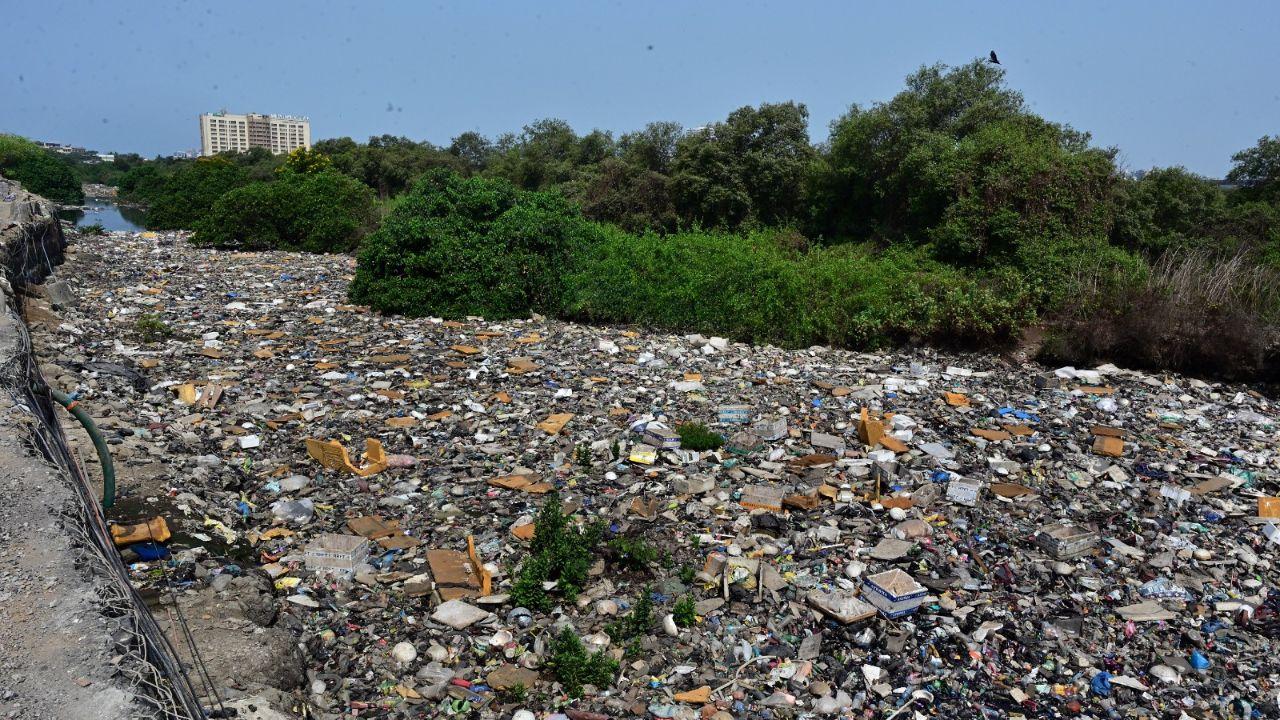 As part of the pre-monsoon preparations, desilting work is being carried out rapidly in Mumbai’s major and minor drains