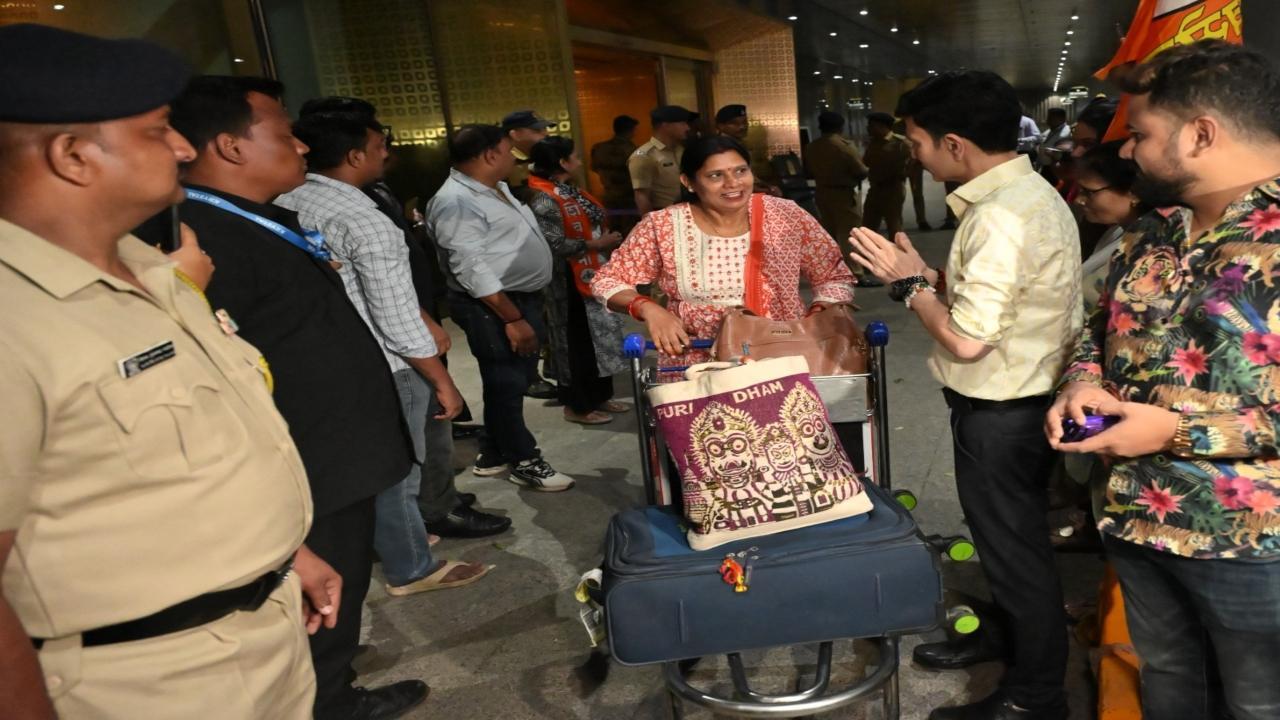 Hope, smiles and relief: Maharashtra tourists stranded in Kashmir reach Mumbai