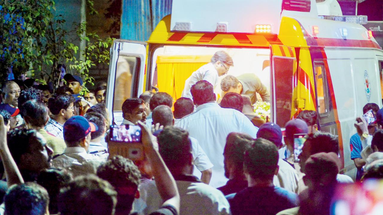 Mortal remains of a victim of the Pahalgam terror attack, being brought to his residence, in Thane, on Wednesday. Pic/PTI