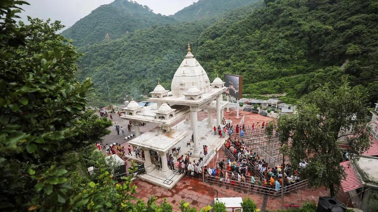 Jammu: Devotees flock to Vaishno Devi on occasion of Ashtami
