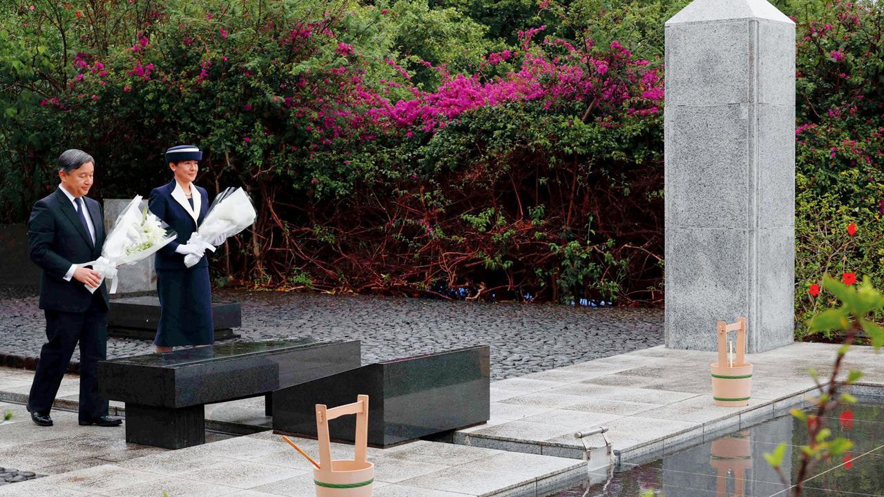 Japan: Emperor pays homage to WWII victims
