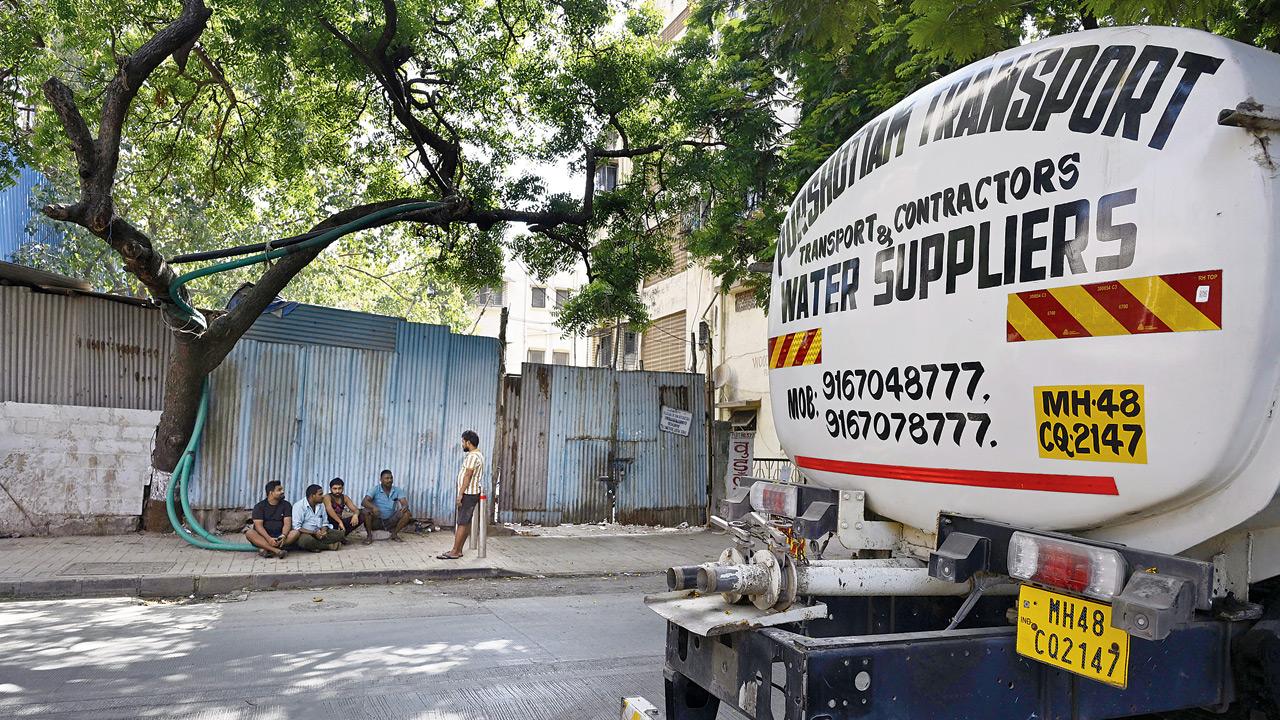 A water tanker at a filling station near Soonawala Agiary in Mahim on Monday. Pic/Ashish Raje
