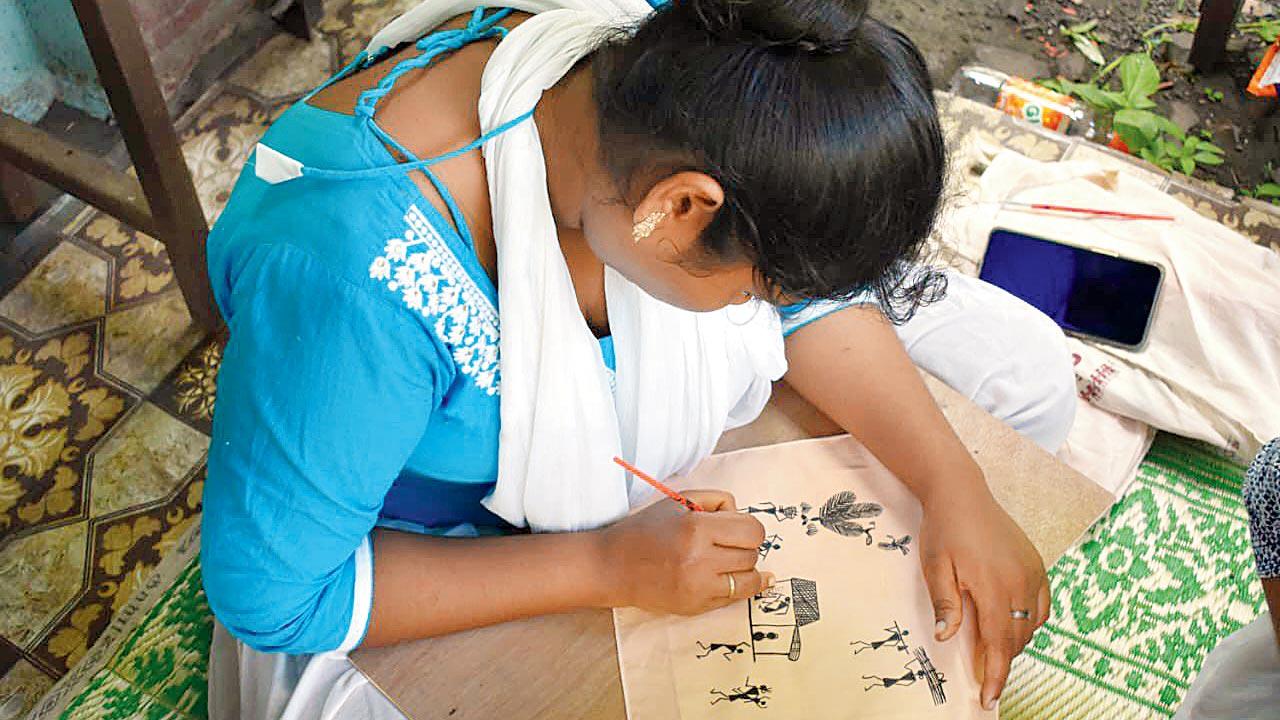 WARLI art which is a traditional practice of the Warli Adivasi community in Maharashtra, faces rampant appropriation and commercialisation while real Warli artists are pushed out—struggling to earn a livelihood and maintain their heritage