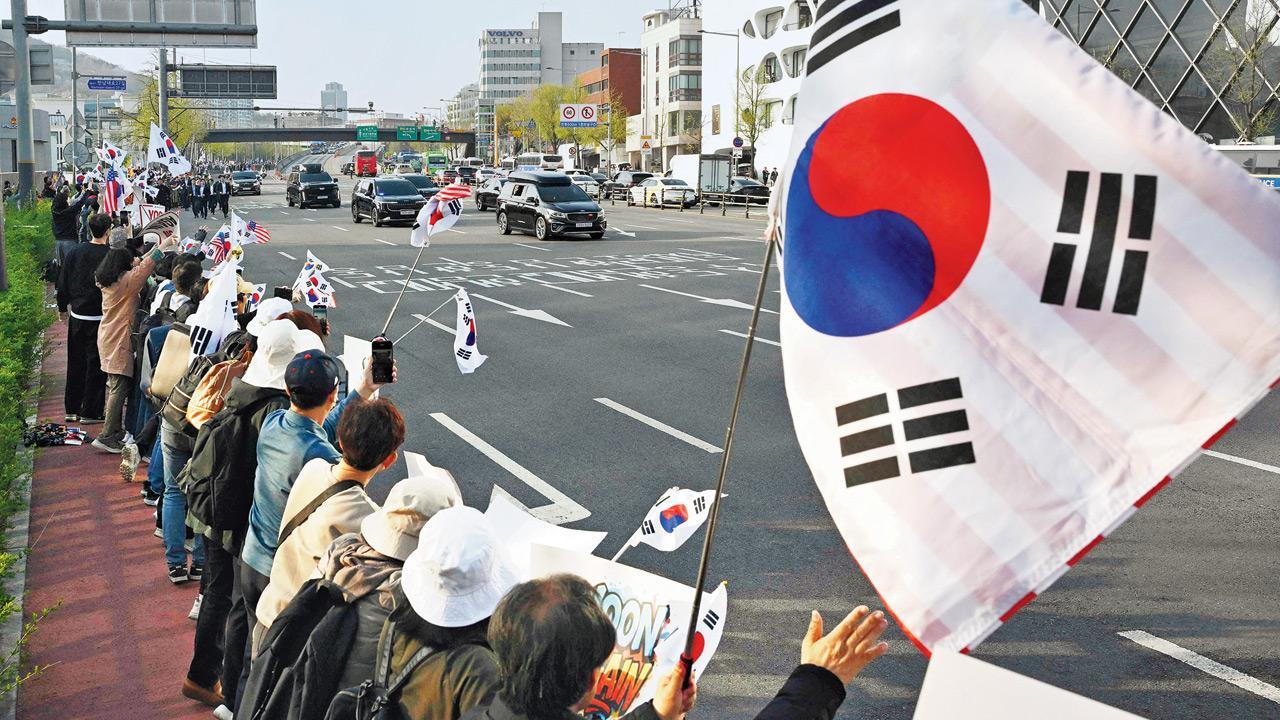 Yoon Suk Yeol embraces supporters as he exits official Prez residence