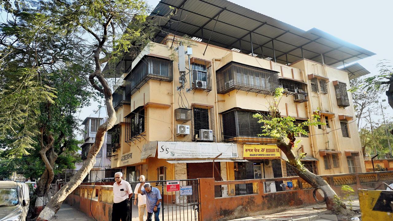 Residents of Town Planning Scheme 6 in Santacruz, who approached private developers a decade ago. Pic/Satej Shinde