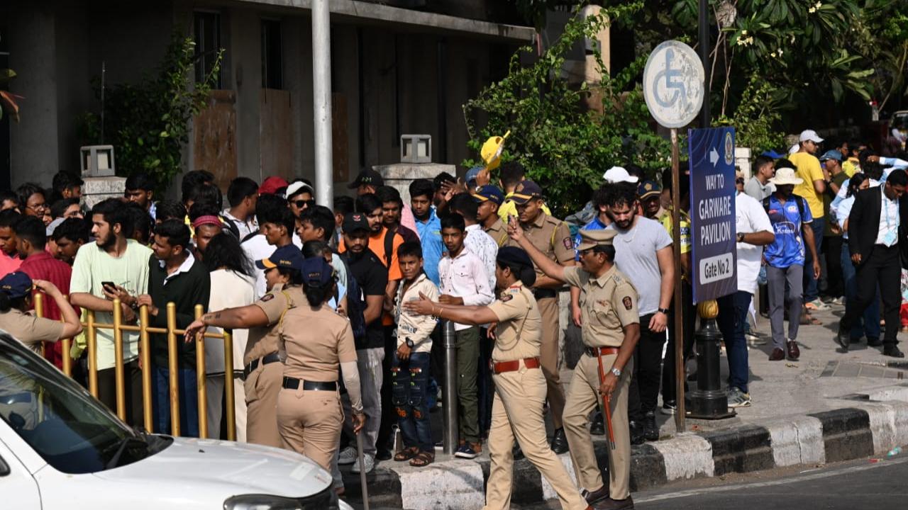 Mumbai Police were seen managing the fans, asking them to form a queue to avoid a stampede or any untoward incident(Pic: Satej Shinde)