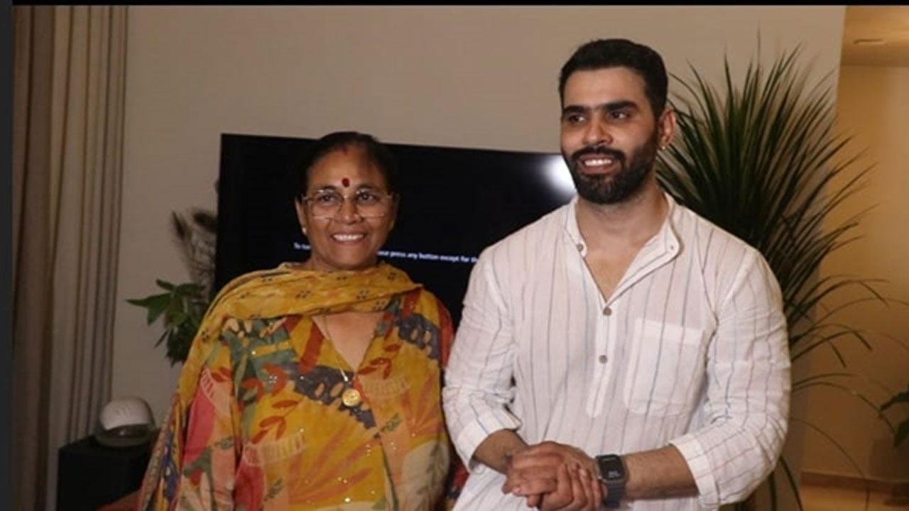Inspiring encounter! Shri Bageshwar Maharaj visits renowned Businessman KaranSinghPrince & philanthropist BabitaVerma at their Mumbai residence!