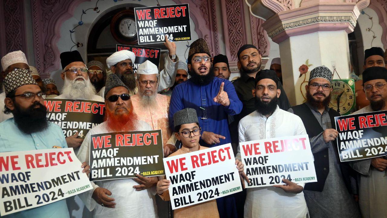 Ulemas of Handiwala Masjid gather to protest against Waqf Amendment Bill 2024. Pic/ Anurag Ahire