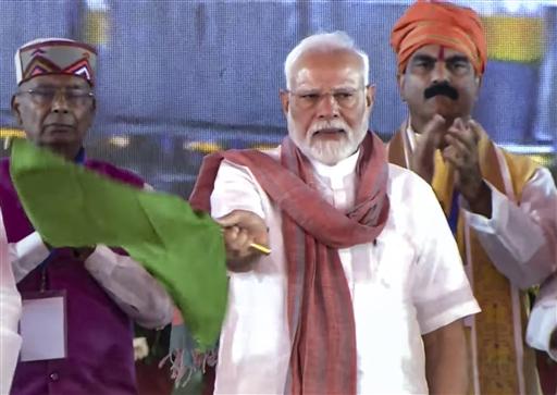 He laid the foundation stone for an LPG bottling plant with a rail unloading facility in Hathua, Gopalganj, costing around Rs 340 crore. The plant is expected to streamline the LPG supply chain and enhance transportation efficiency.