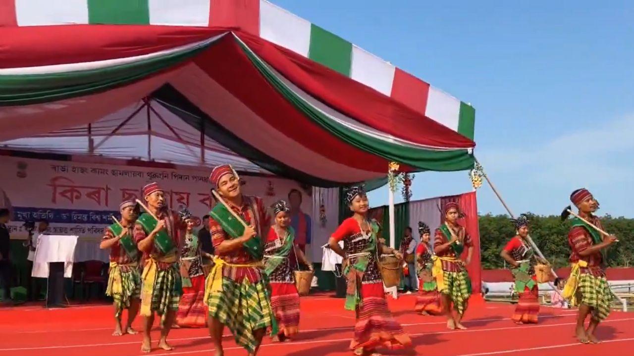 This dance form is traditionally performed during the harvest season, reflecting Assam’s deep agrarian roots that unite communities across regions