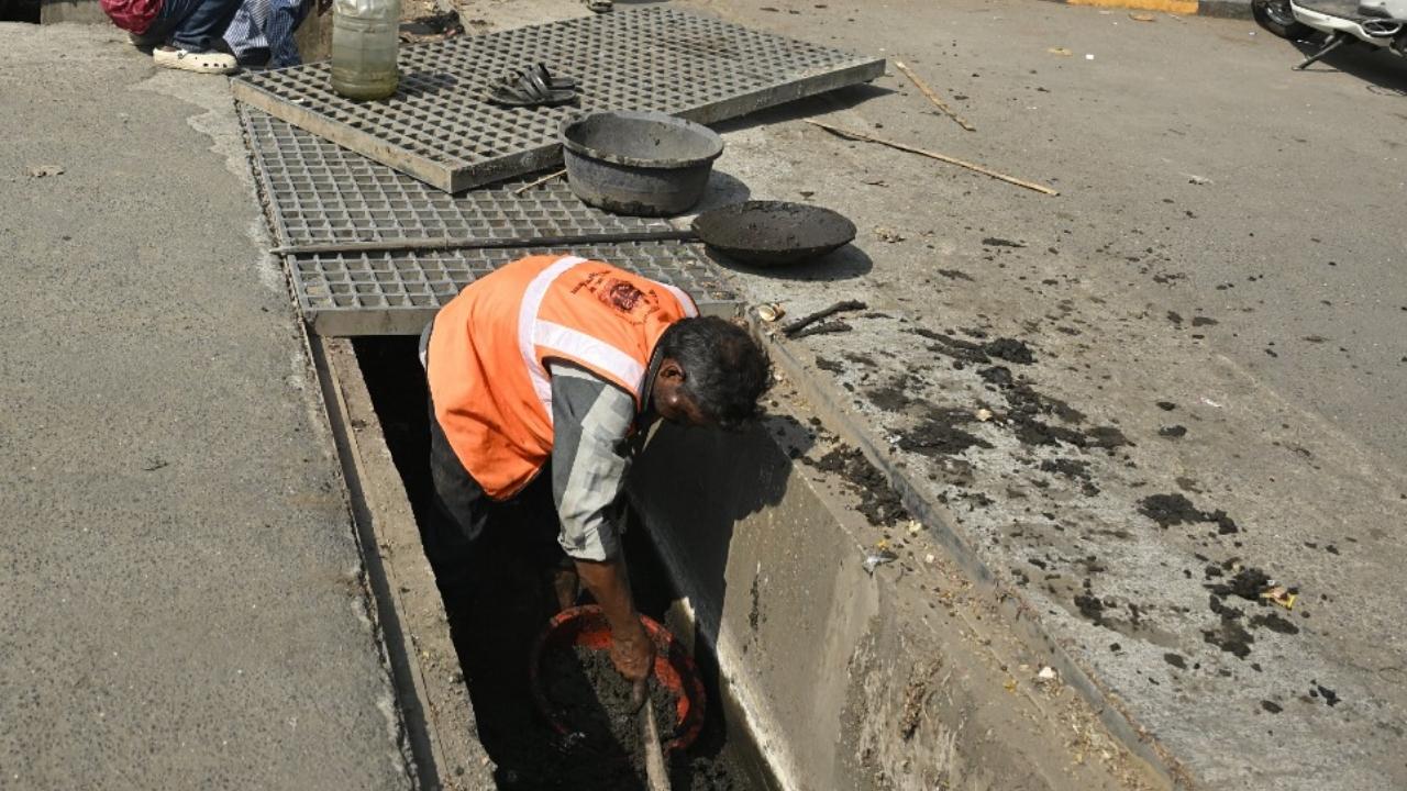 Gagrani noted that Mumbai’s stormwater drainage system is heavily reliant on its network of nullahs, making pre-monsoon desilting operations a critical annual activity, an official statement said