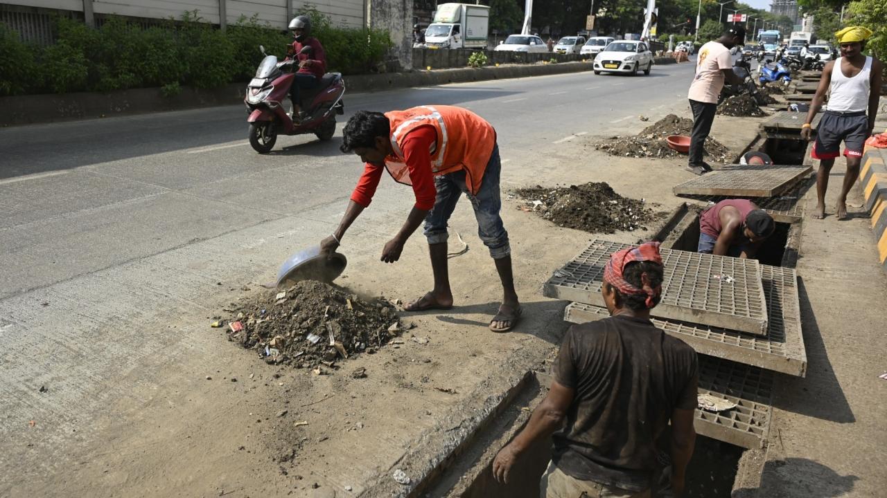 Civic chief mentioned that for the first time, Artificial Intelligence (AI) is being used to monitor the desilting process — from silt extraction to weighing, transportation, and disposal. All recorded footage is being analysed by the AI system to ensure proper oversight