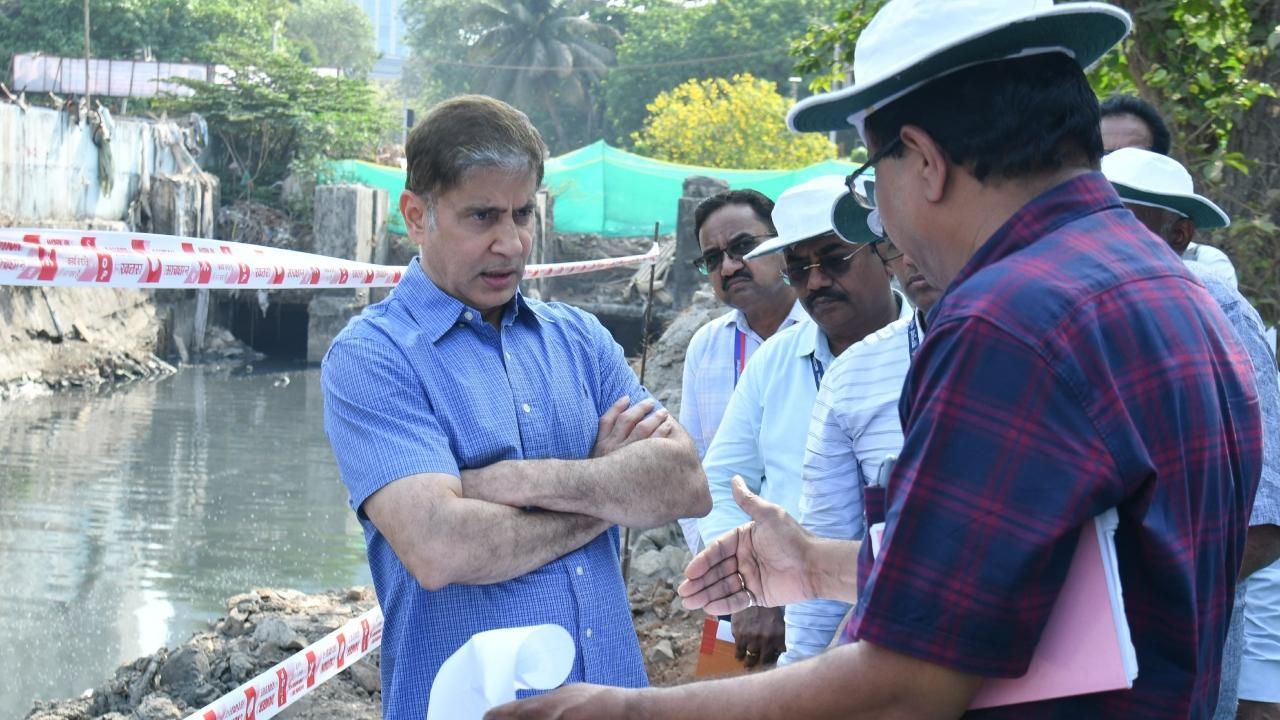 Monsoon preparations intensified by BMC, civic chief inspects desilting works