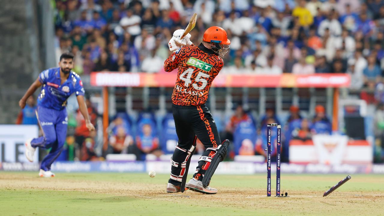 It wasn’t until the 18th over that the first six of the innings was hit, courtesy of Heinrich Klaasen. The South African provided a much-needed boost, scoring 37 off 28 balls with two sixes and three fours.
