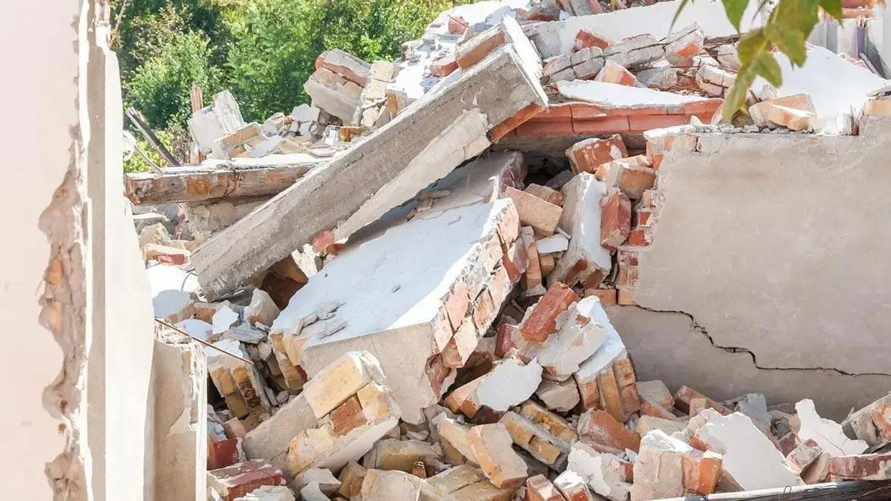Building collapses in Delhi's Mustafabad; several feared trapped