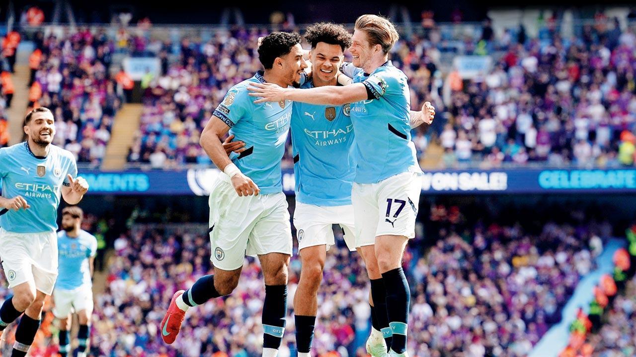 Cityzens loot Palace
