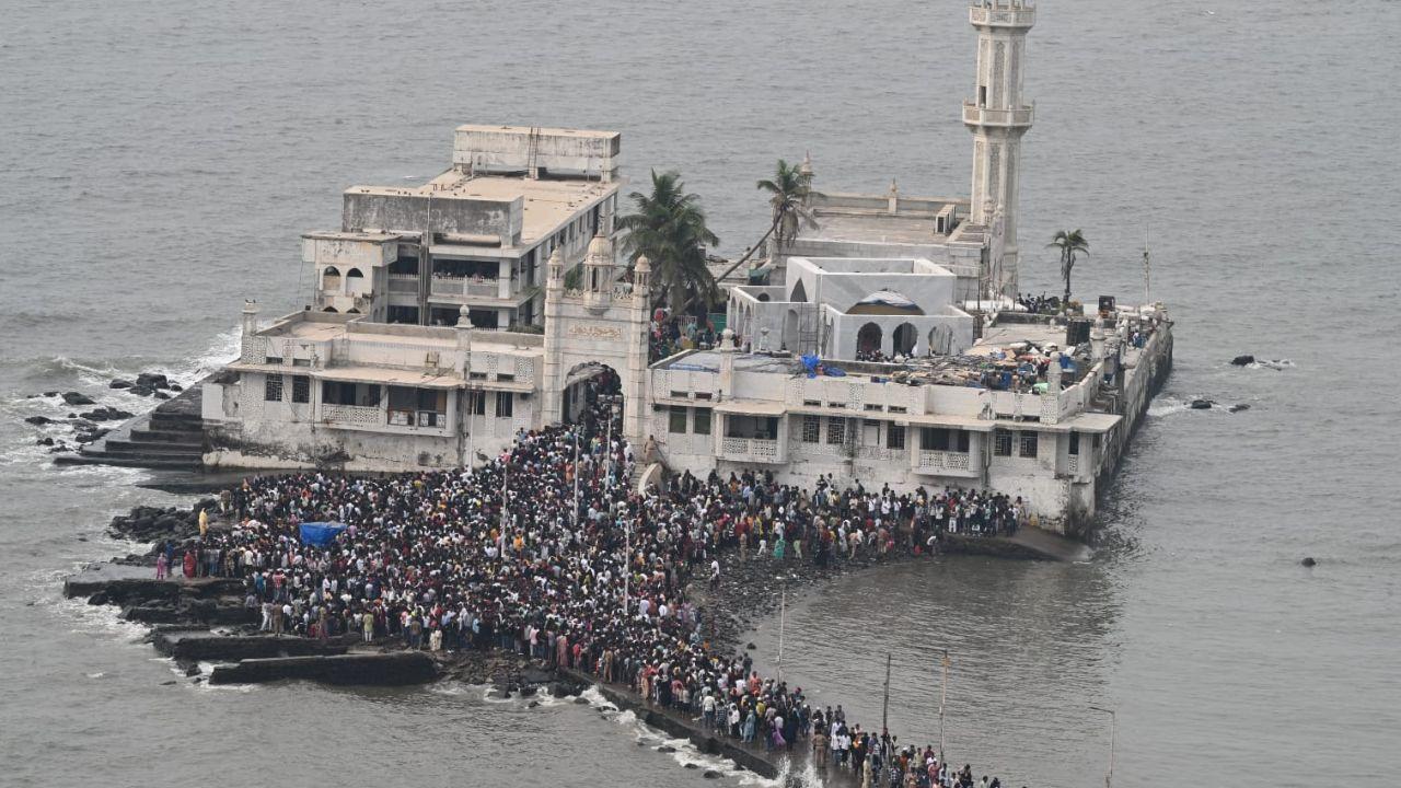Devotees at the Haji Ali Dargah in Mahalaxmi, on Tuesday.  Pic/KIRTI SURVE PARADE
