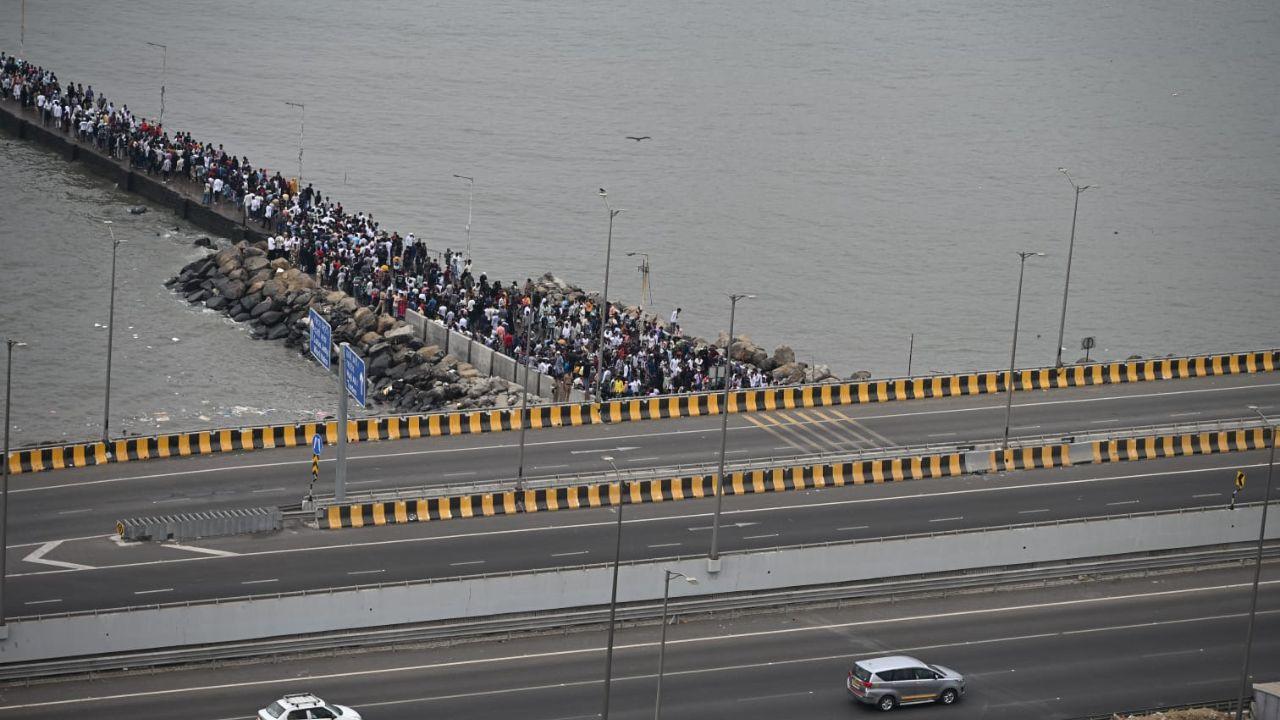 Mumbai Police set up barricades and ropes to ensure proper coordination, safety, and uniformity