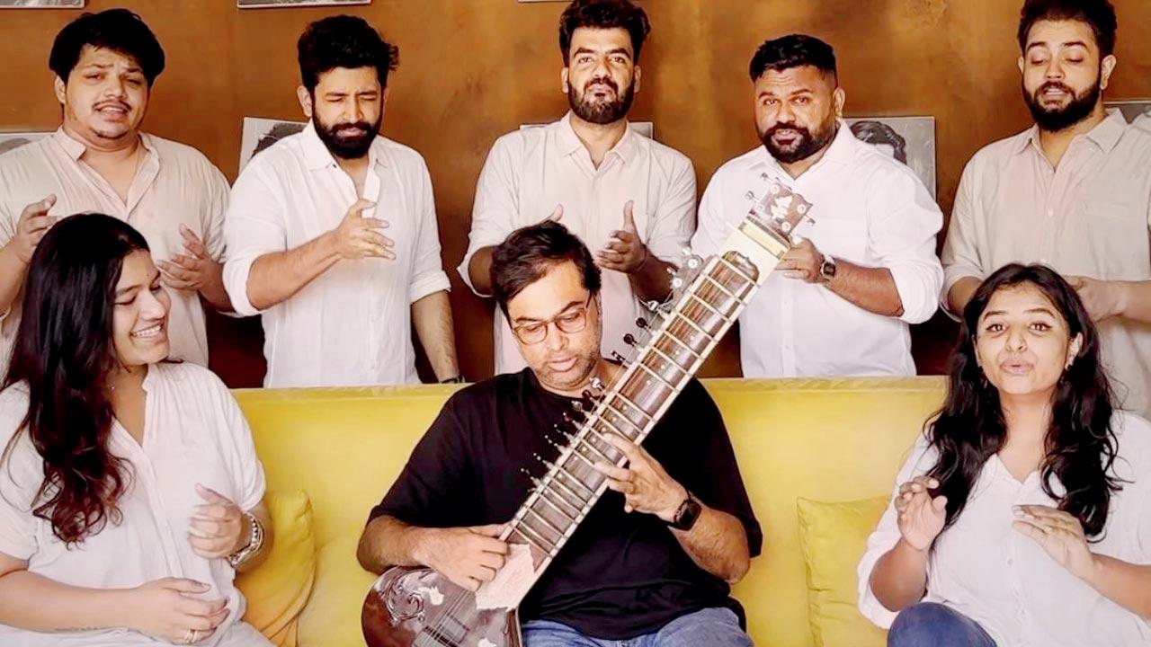 Purbayan Chatterjee (in black) with the group. Pic Courtesy/Aflatunes 