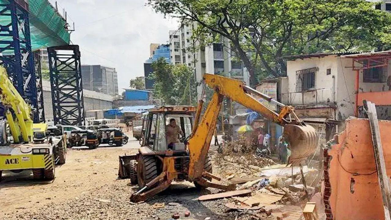 Experts highlight that the absence of underground ducting for utilities poses a significant problem. “Without ducts, each time a utility line requires repair, roads are excavated anew—even concrete surfaces,” stated Rao. “This inadequate planning hinders emergency repairs and escalates expenses. It's a form of criminal negligence.”