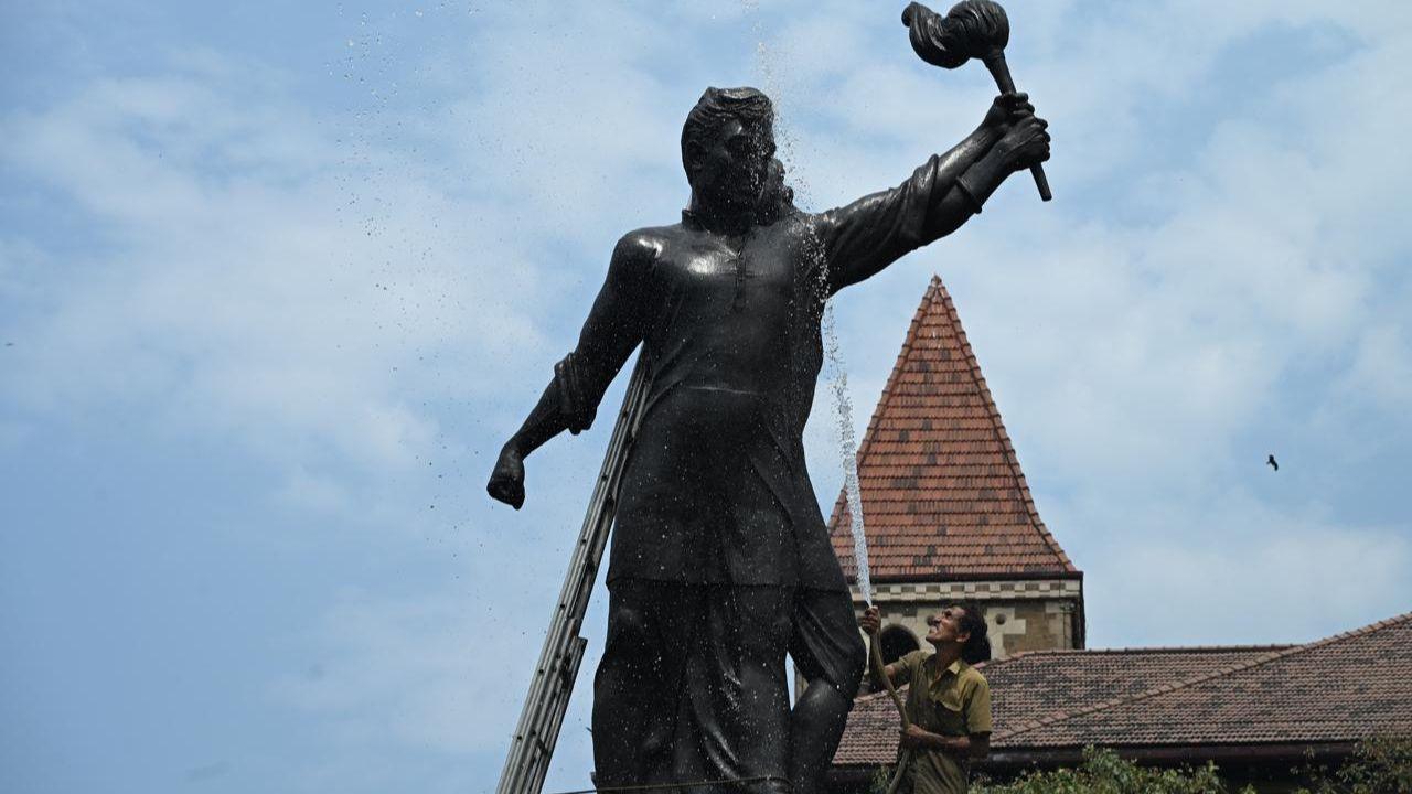 Located beside Flora Fountain, this site stands as a solemn memorial to the members of the Samyukta Maharashtra Samiti who were martyred during a peaceful protest that ended in police firing