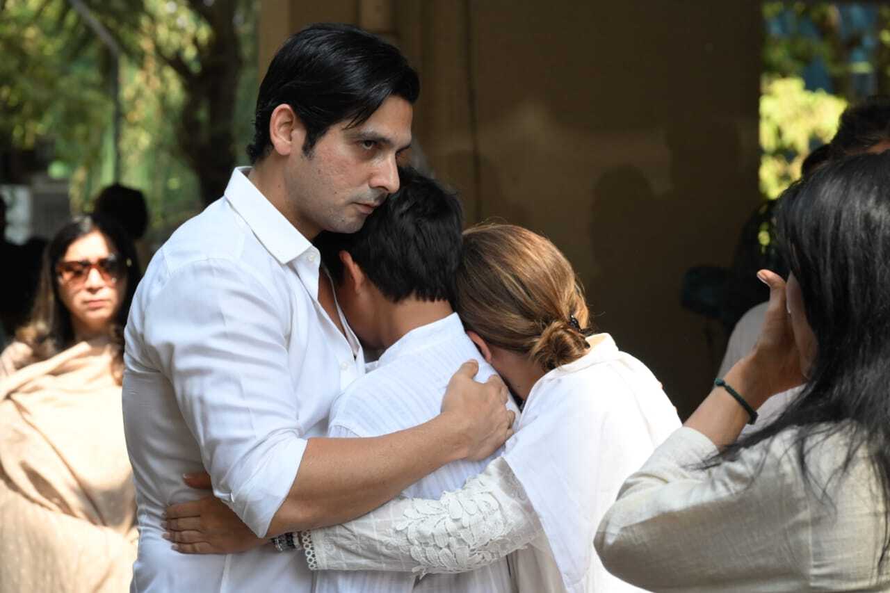 Zayed Khan consoles Manoj Kumar's family as he arrives for the funeral