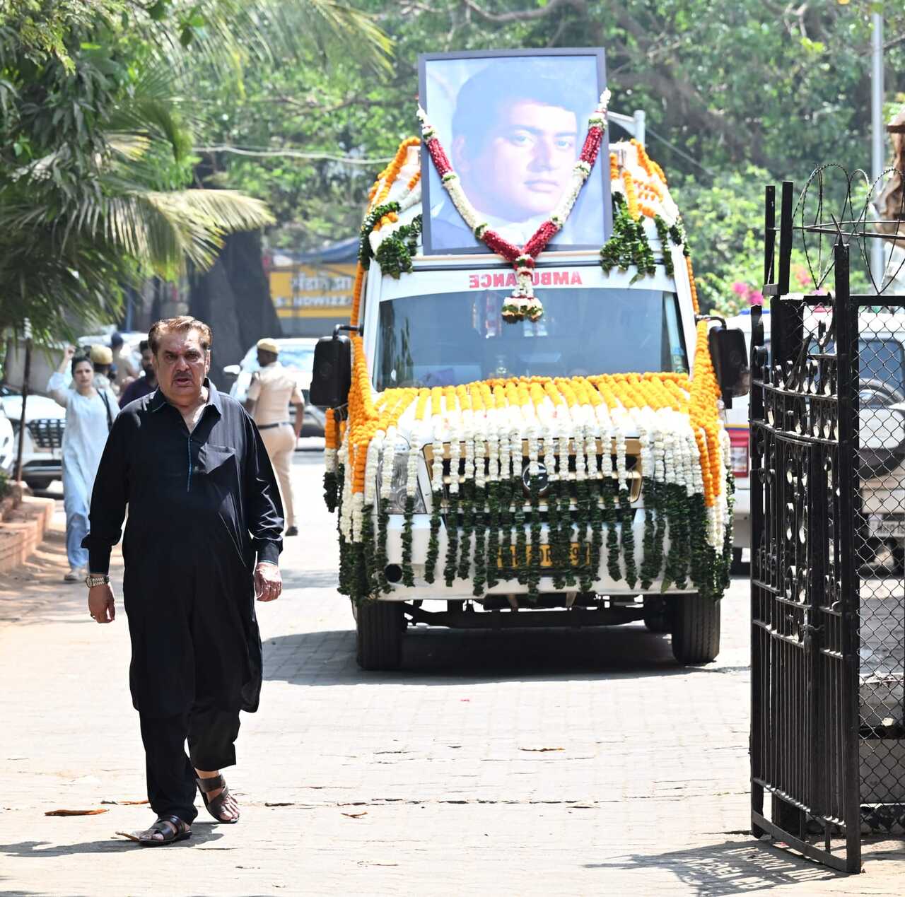 Raza Murad arrives with ambulance carrying Manoj Kumar's mortal remains in the background