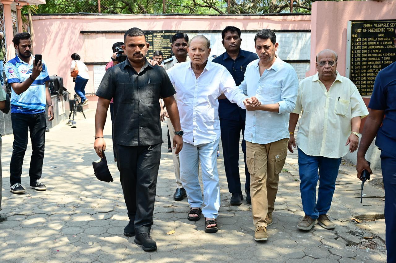 Veteran writer Salim Khan, despite a weak health, arrived for the last rites of the late actor Manoj Kumar