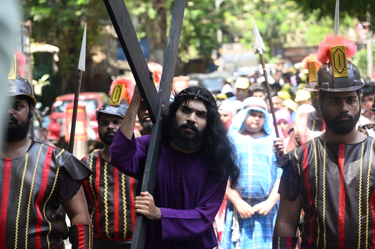 The walk began from the 7th Road area and also included performances at the Pratiksha Nagar Residents Association premises.