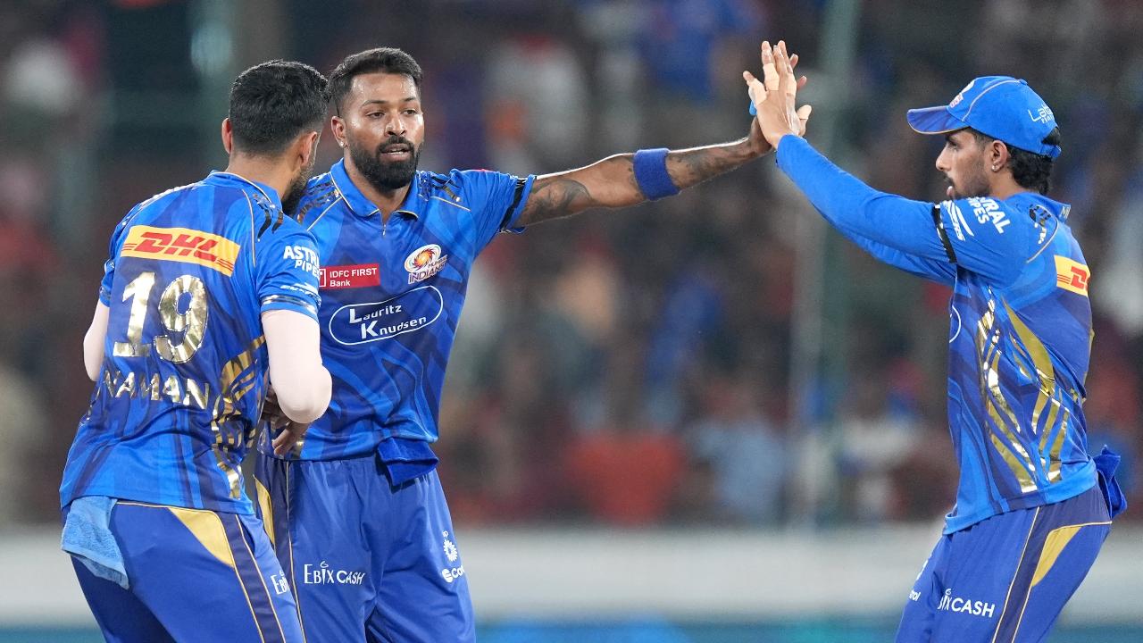 The early setbacks were severe, with all four top-order batters, Travis Head (0), Abhishek Sharma (8), Ishan Kishan (1), and Nitish Kumar Reddy (2), failing to reach double digits. The hosts could manage only 24 runs during the powerplay, as Mumbai’s seamers exploited the conditions to perfection