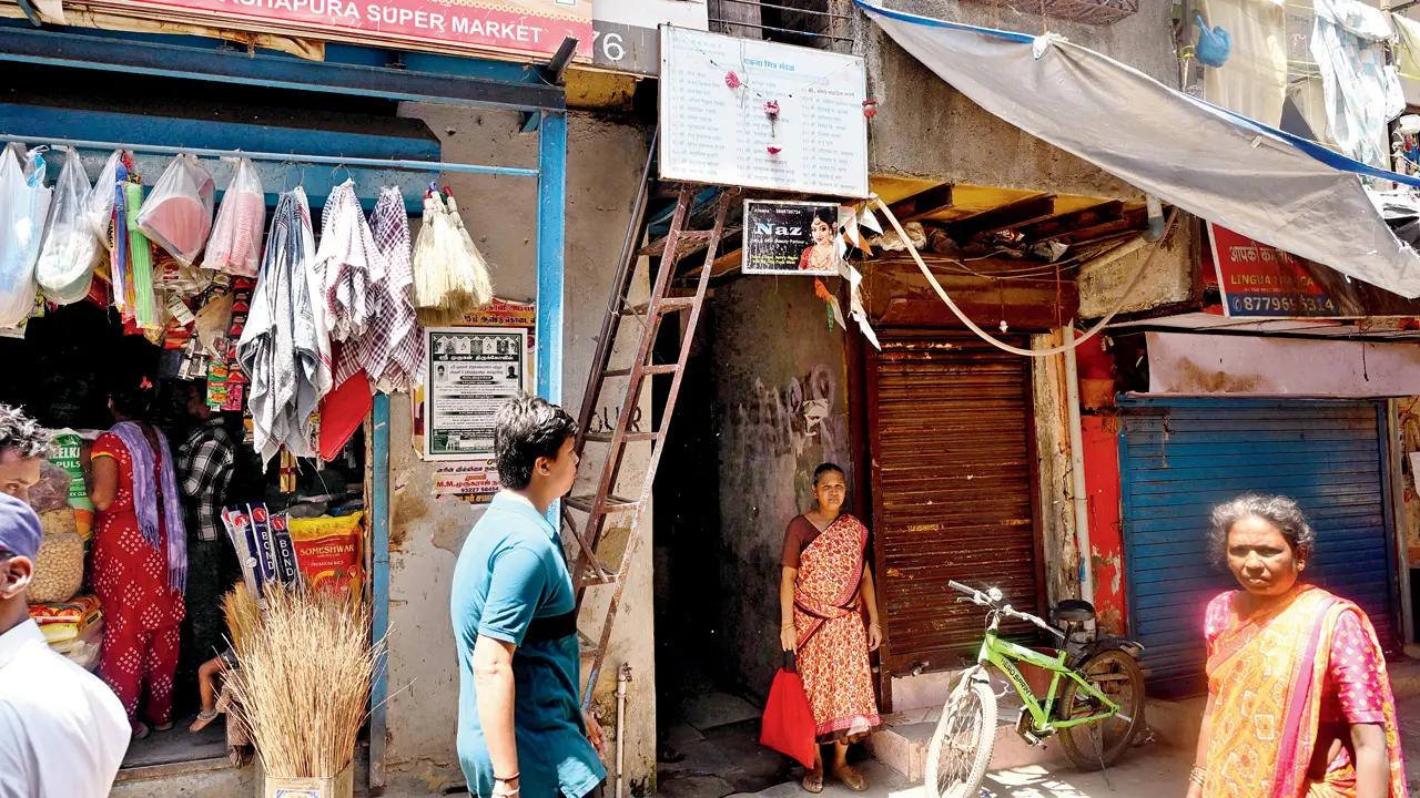 In informal settlements like Dharavi and Kurla, homes offer no respite—often becoming hotter than the streets outside. In March 2025, temperature highs neared 40°C, with some areas experiencing prolonged exposure due to easterly winds and delayed sea breezes. Health risks are rising—hospitals are seeing a spike in heatstroke and dehydration cases, especially in low-income zones.