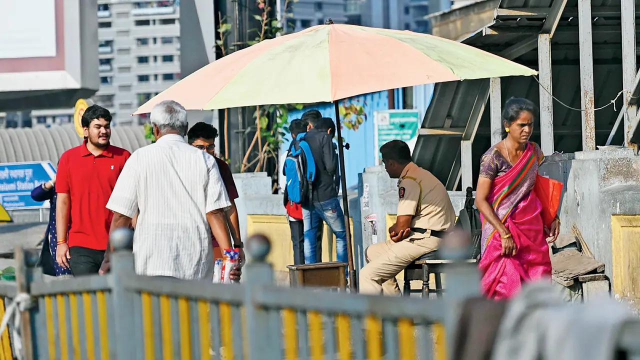Traffic police personnel, posted in the open throughout the day, continue to work without formal allowances for breaks or heat protection. Constable Honaji More at Mahalaxmi shared how his 3 pm to 11 pm shift leaves him drained, despite brief water breaks.