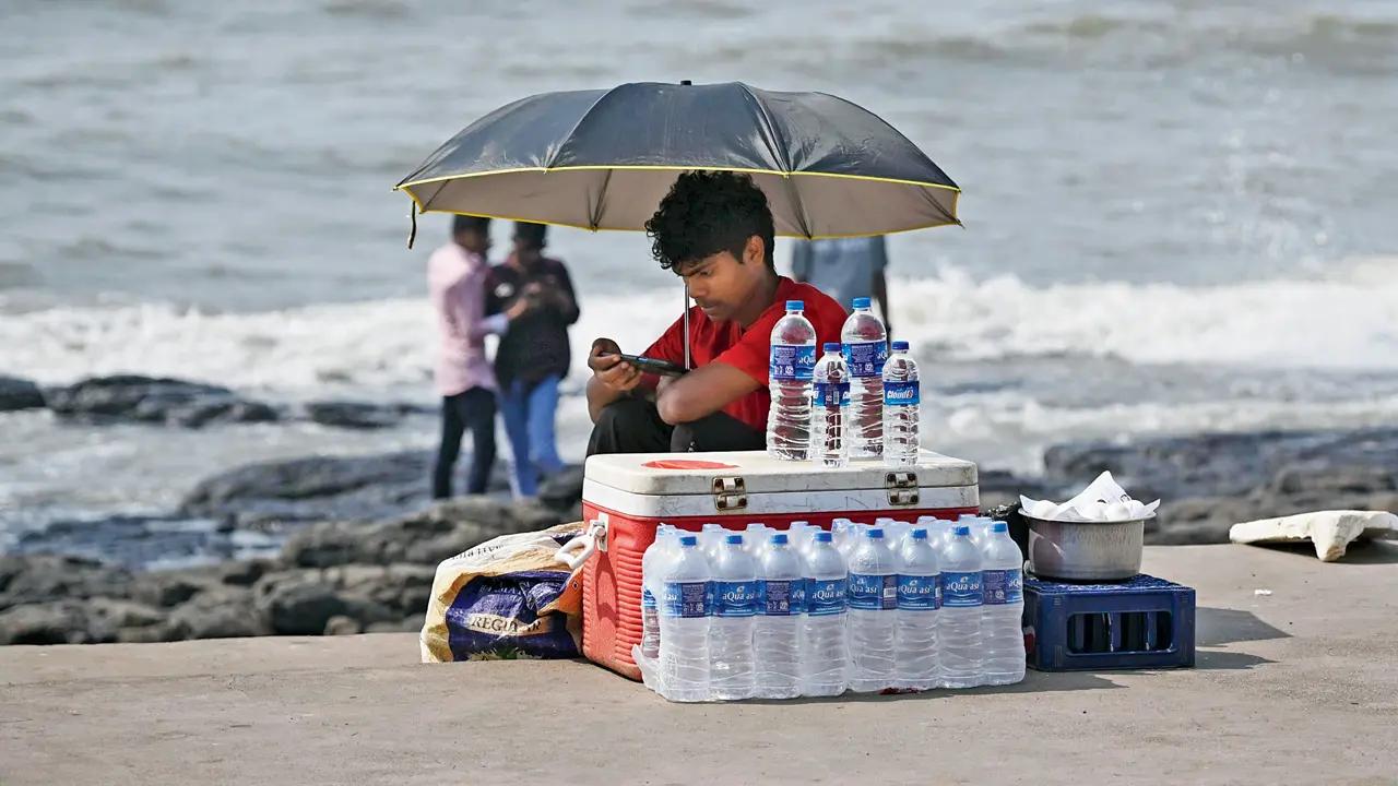 A lone water vendor waits at Bandstand, selling relief by the bottle, his own face weathered by the sun. Temperatures in densely built areas are now 3–5°C higher than less congested zones, driven by unchecked urbanisation. Prolonged heat exposure has turned daily life into a health hazard, particularly for the city’s working class and low-income groups.