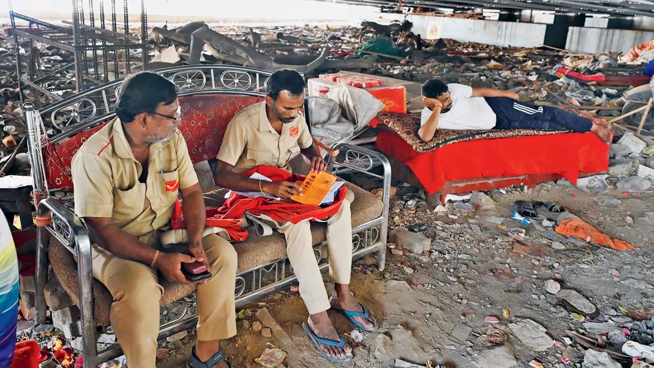 Postmen, such as Sangeeta Shinde from Malad East, endure the heat on foot, walking long distances and climbing buildings without lifts. Another postman in Andheri described how by midday, uniforms feel scorching and even quick movement becomes a struggle.